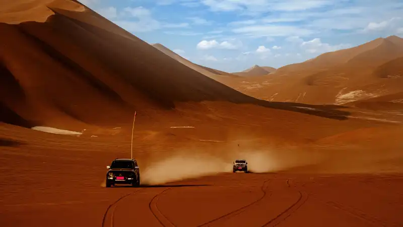 Een grindweg door het weidse landschap van Namibië