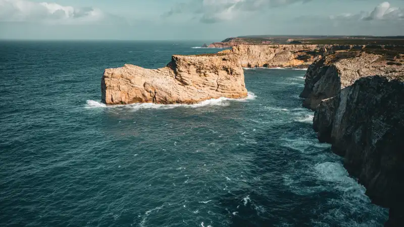 Ruige Atlantische kustlijn met kliffen in Portugal
