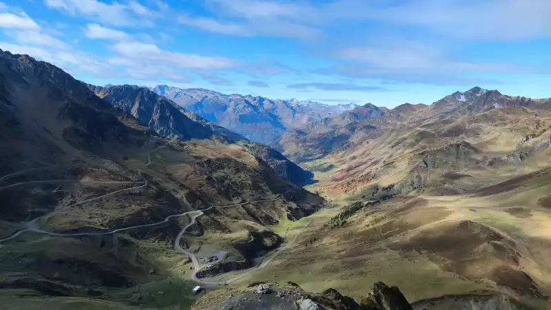 Wit Andalusisch bergdorp met bergen op de achtergrond in Spanje
