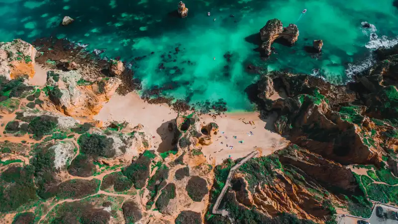 Gouden kliffen en turquoise zee aan de Algarve