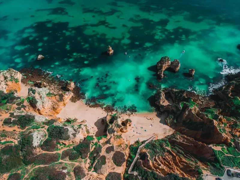 Kliffen en zee aan de Algarve, Portugal