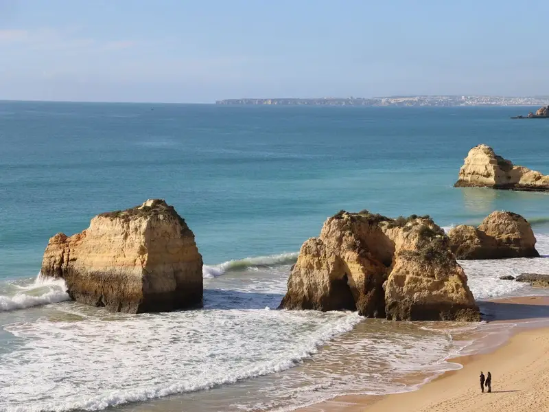 Praia da Marinha met kliffen en helder water