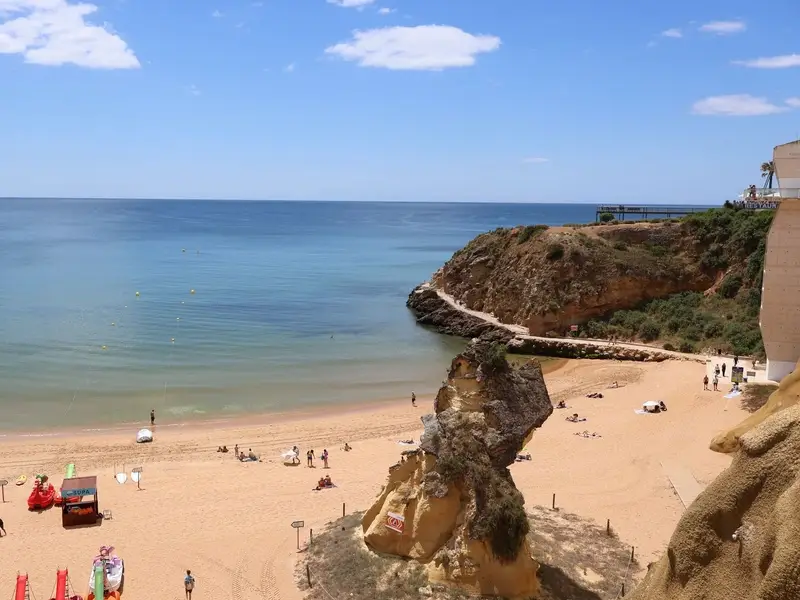 Het goudgele strand Praia da Rocha met rotsformaties