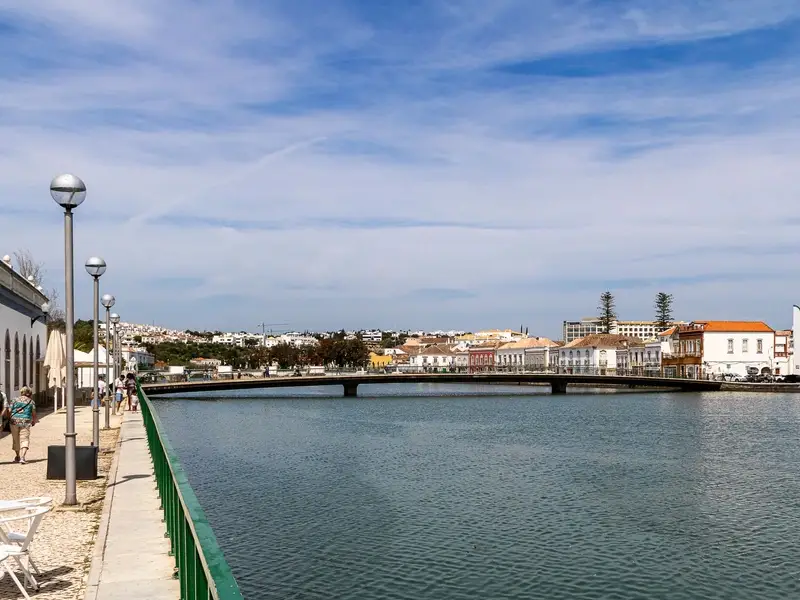 Het stadje Tavira met rivier en brug