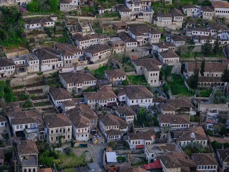 De witte huizen met vele ramen van Berat, Albanië