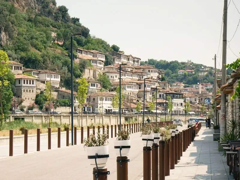 De Osum-rivier en de boulevard van Berat