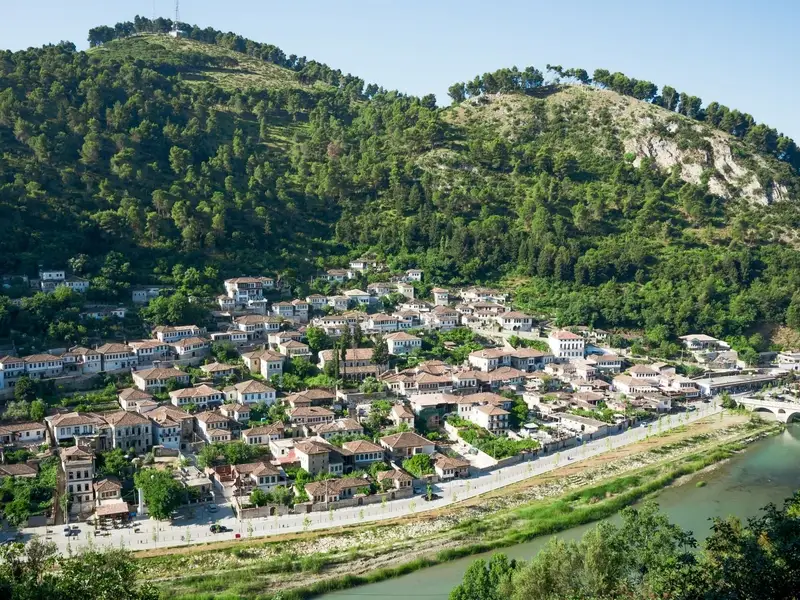 Panorama over de daken van Berat en de vallei