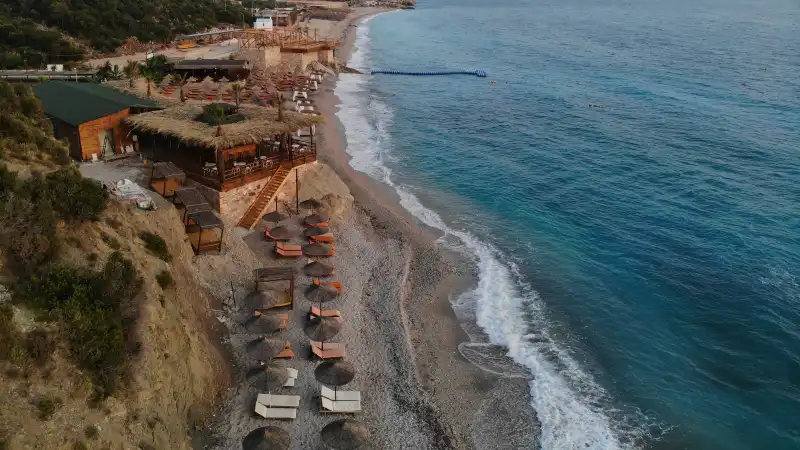 Kust met turquoise water aan de Albanese Rivièra