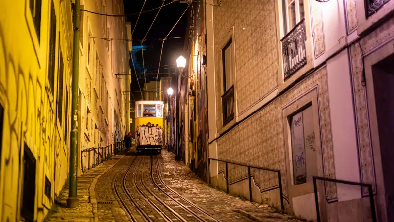 Gele tram in een straat van Lissabon, Portugal