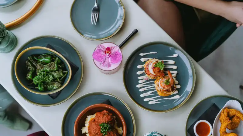Tapas op een terras in Spanje