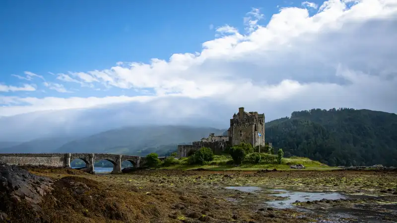 Schotse Highlands met een kasteel aan een loch