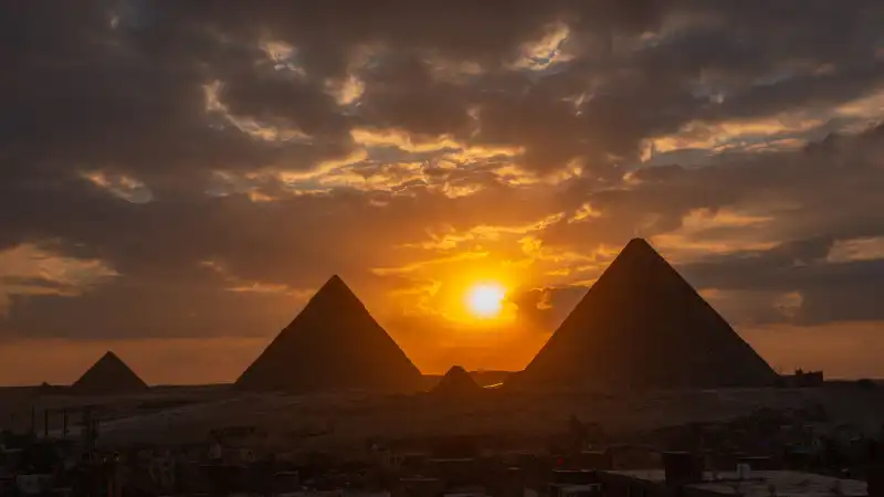 De piramides van Gizeh in de woestijn bij Caïro, Egypte