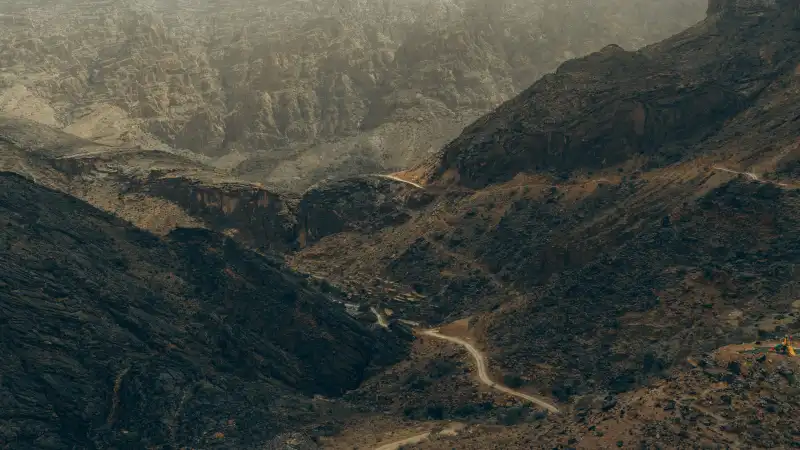Bergen en wadi's in het landschap van Oman