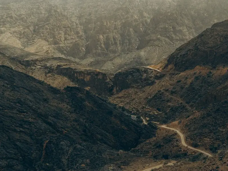 Bergen en wadi's in het landschap van Oman