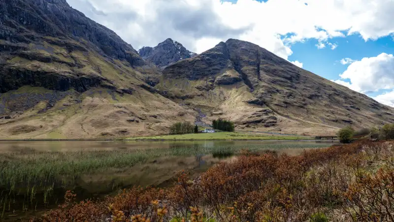 Dramatisch Highland-landschap met bergen en een loch in Schotland