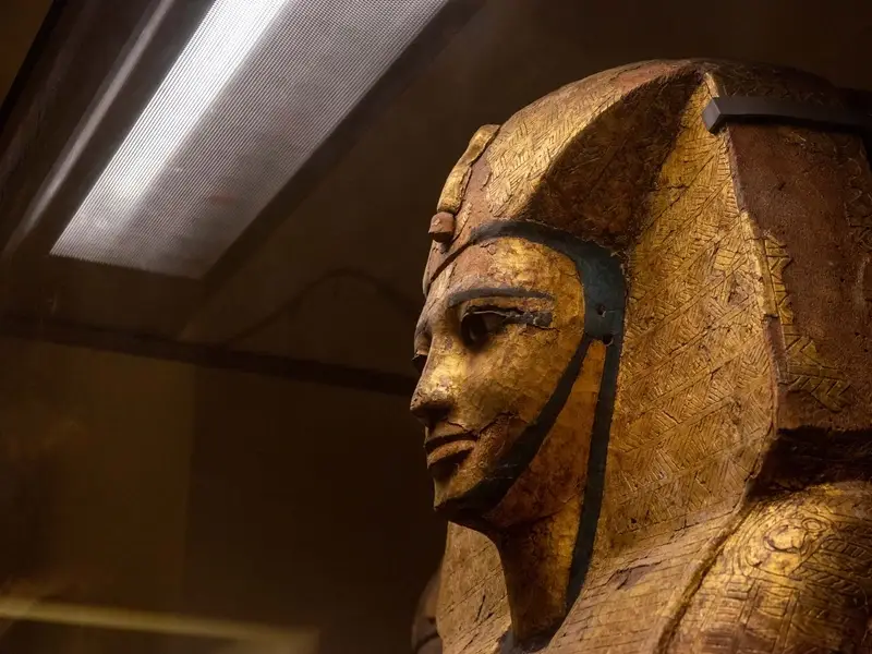 Faraonische beelden in een Egyptisch museum