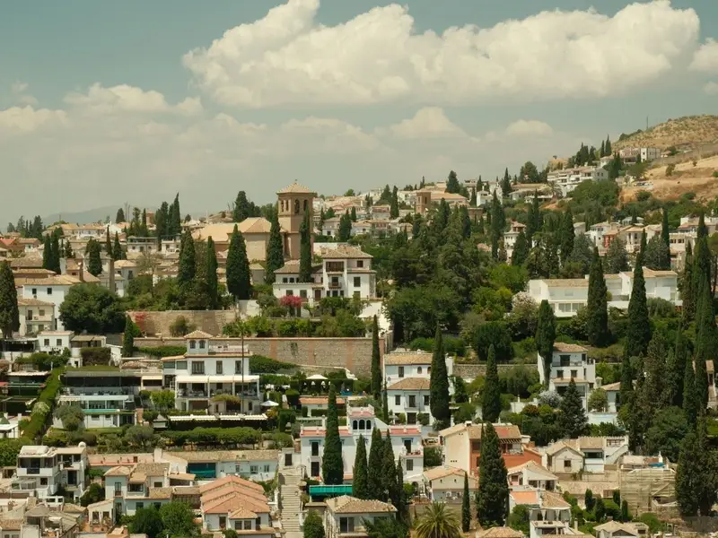 De witte Albaicín-wijk in Granada