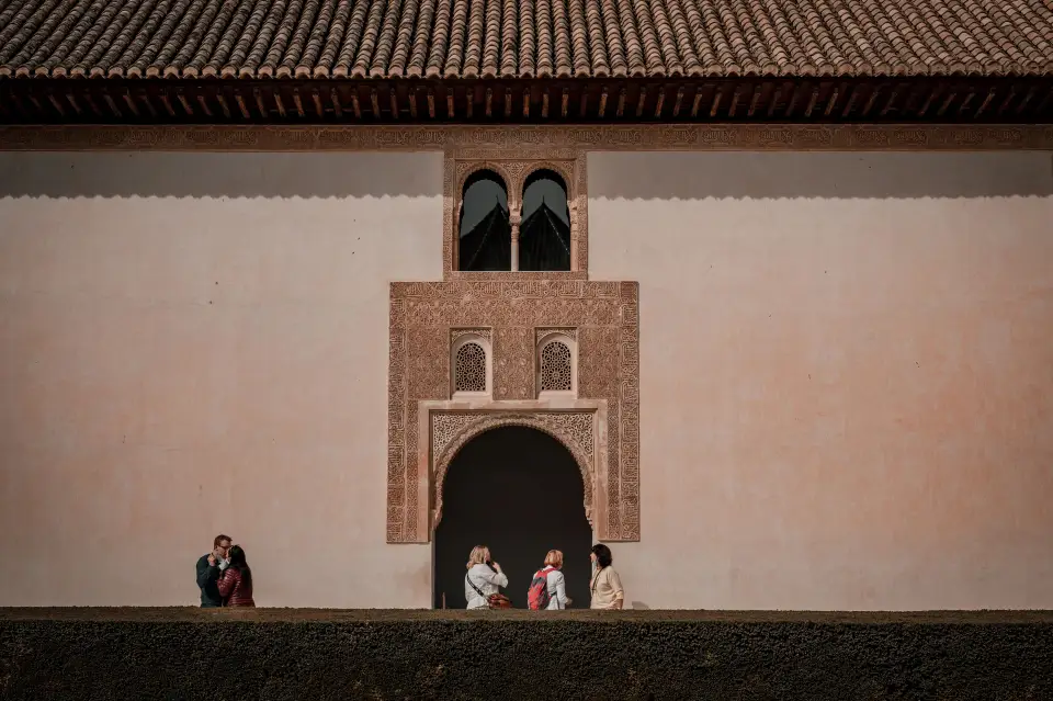 Het Alhambra met de Sierra Nevada op de achtergrond