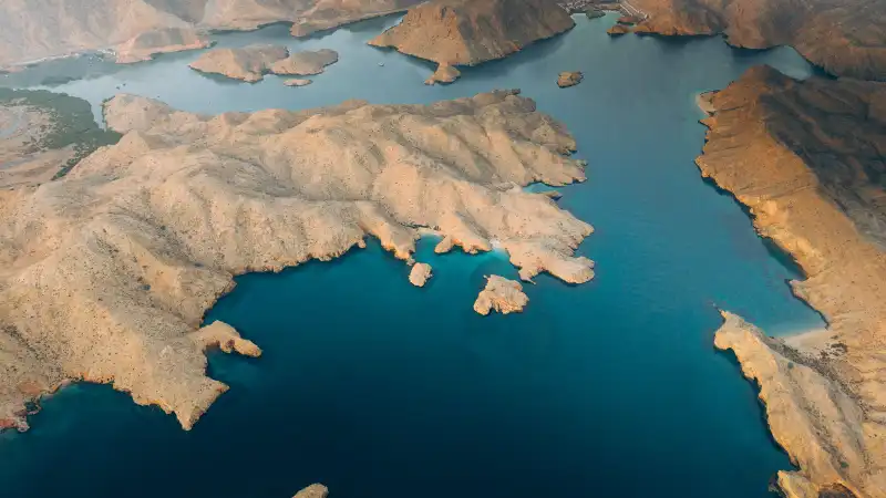 Rustige kustlijn en bergen in Oman