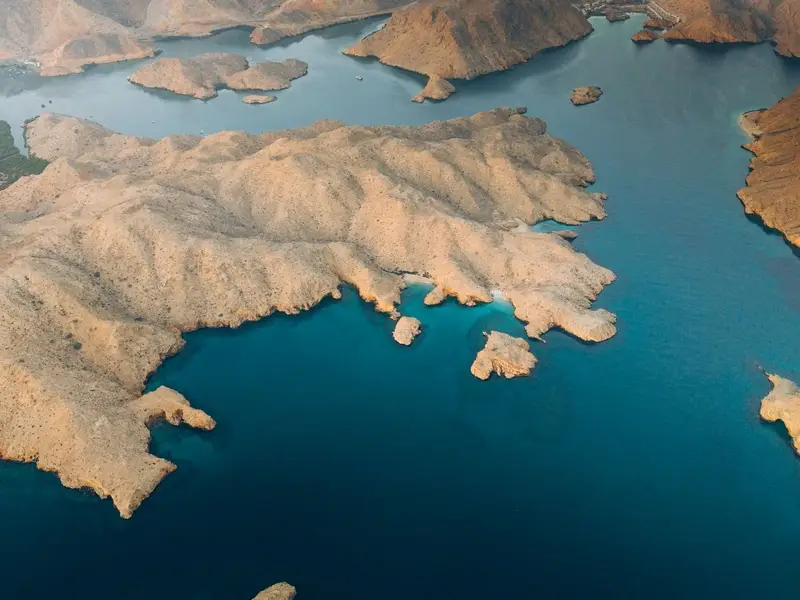 Rustige kustlijn en bergen in Oman