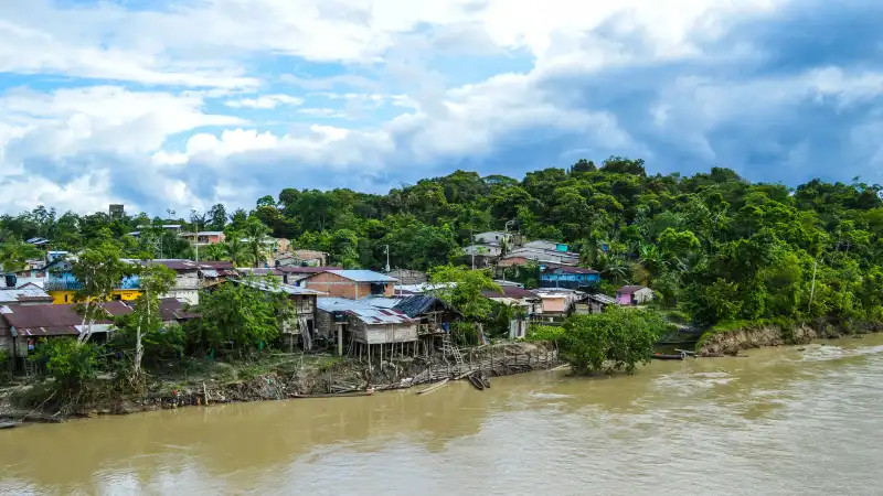 Een dorp aan een rivier in het binnenland van Suriname