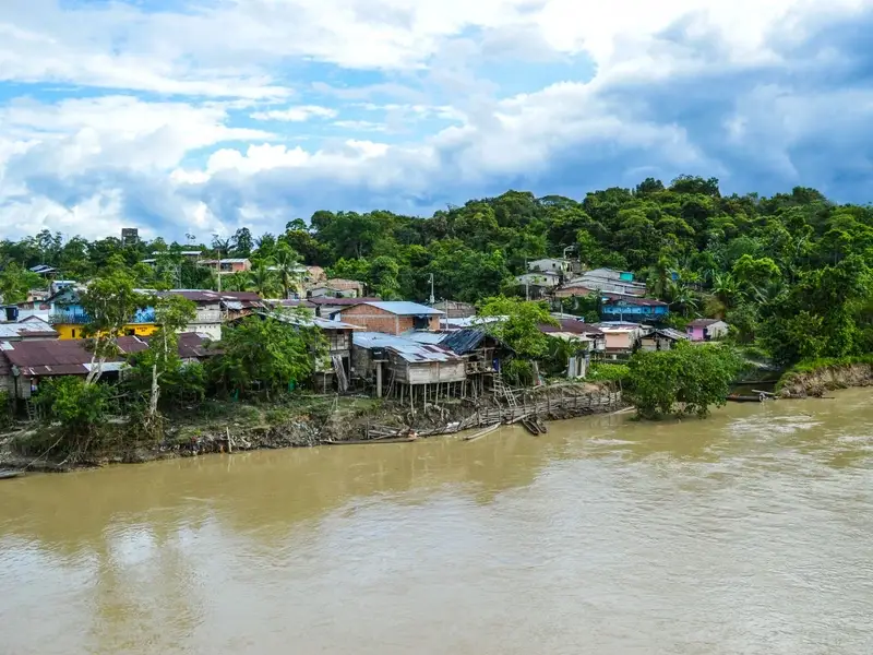Een dorp aan een rivier in het binnenland van Suriname