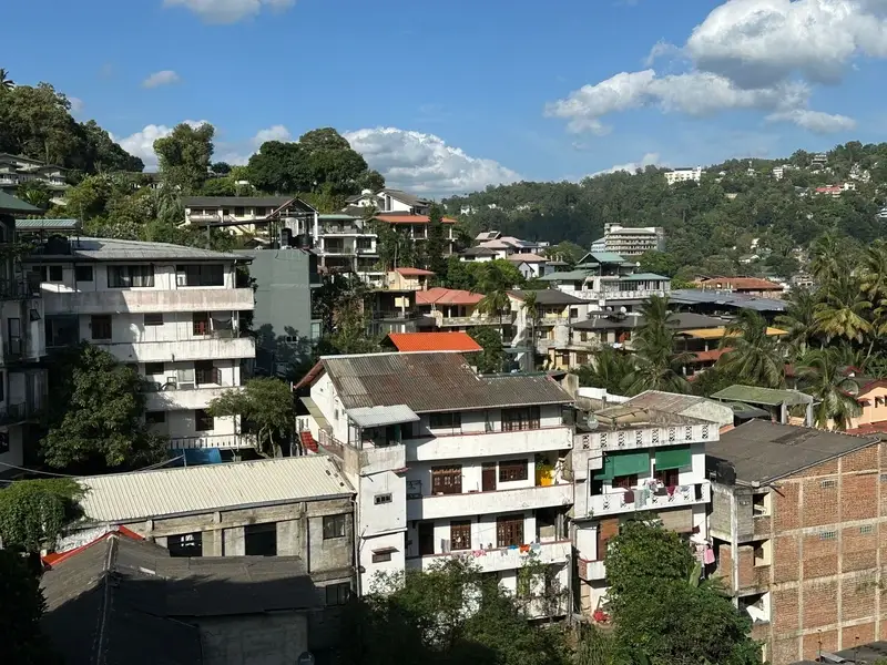 Uitzicht over de stad Kandy en de groene heuvels