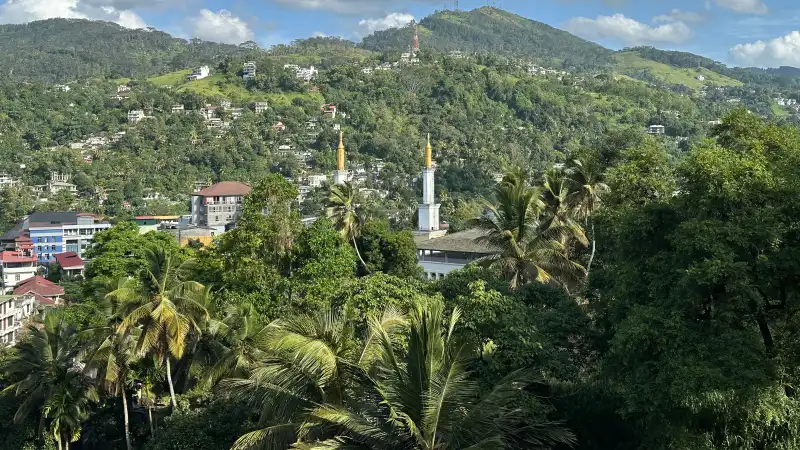 De Tempel van de Tand aan het meer van Kandy