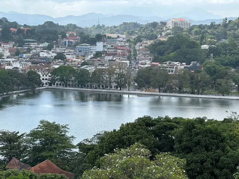 Het meer van Kandy met de heuvels