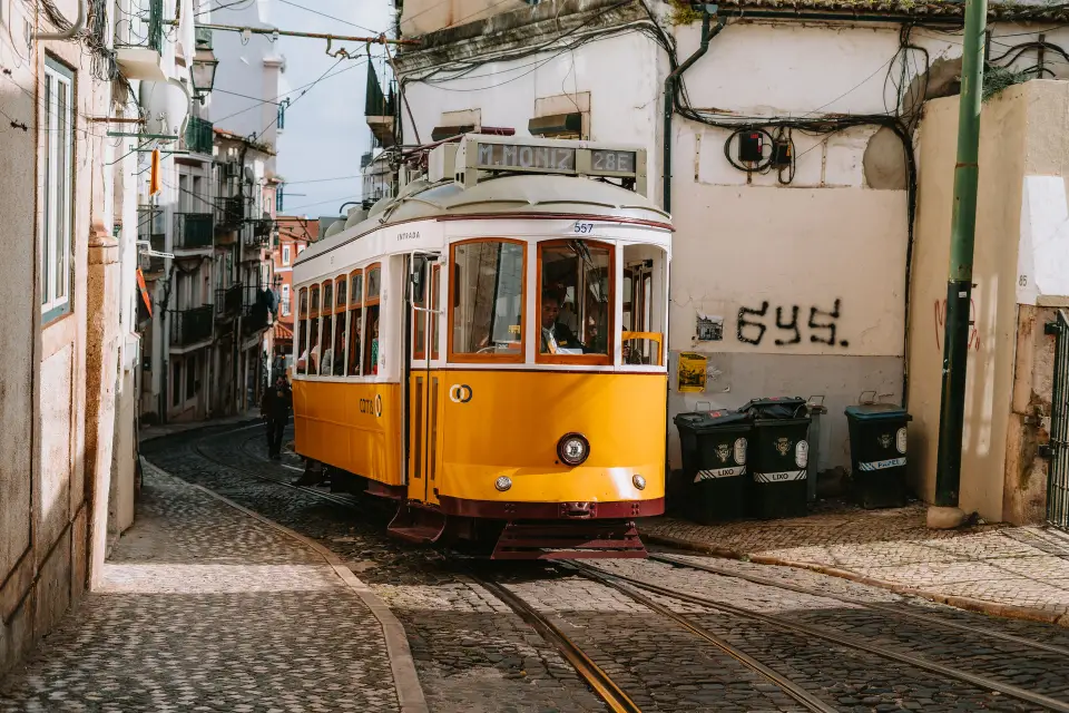 De daken en steegjes van de Alfama-wijk in Lissabon