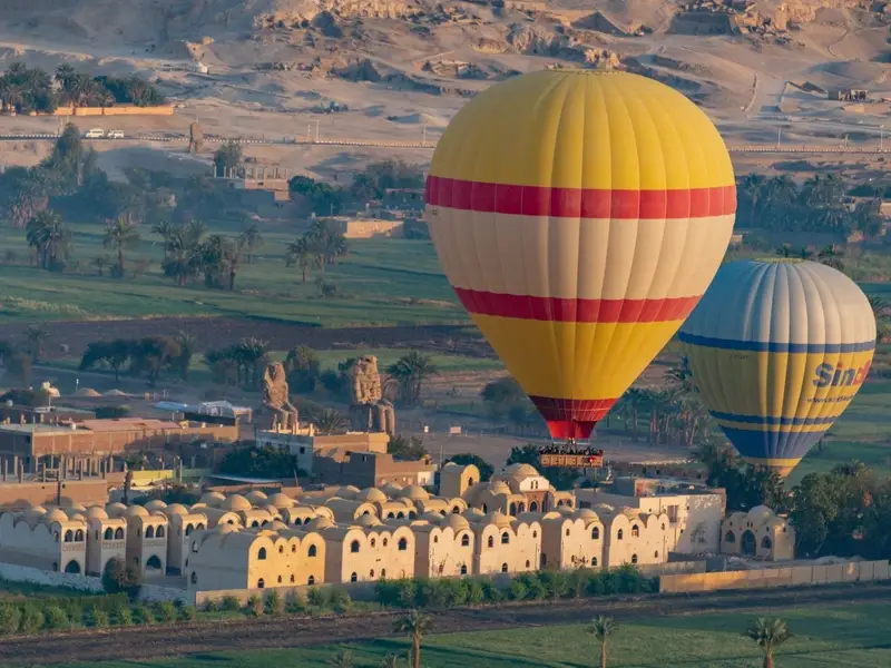Luchtballonnen boven de Nijl en de tempels bij Luxor