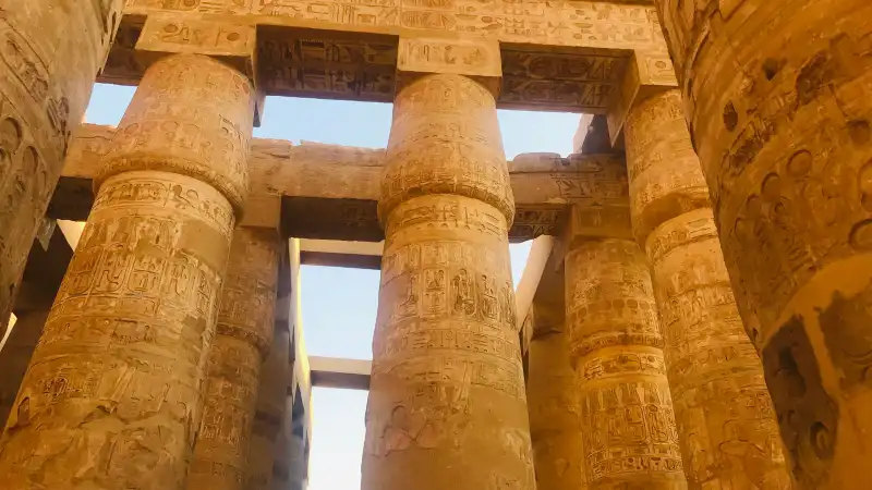De zuilen van de tempel van Karnak in Luxor