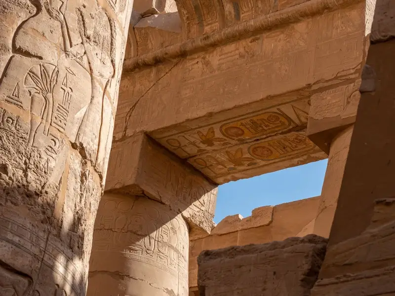 De grote zuilenzaal van de tempel van Karnak