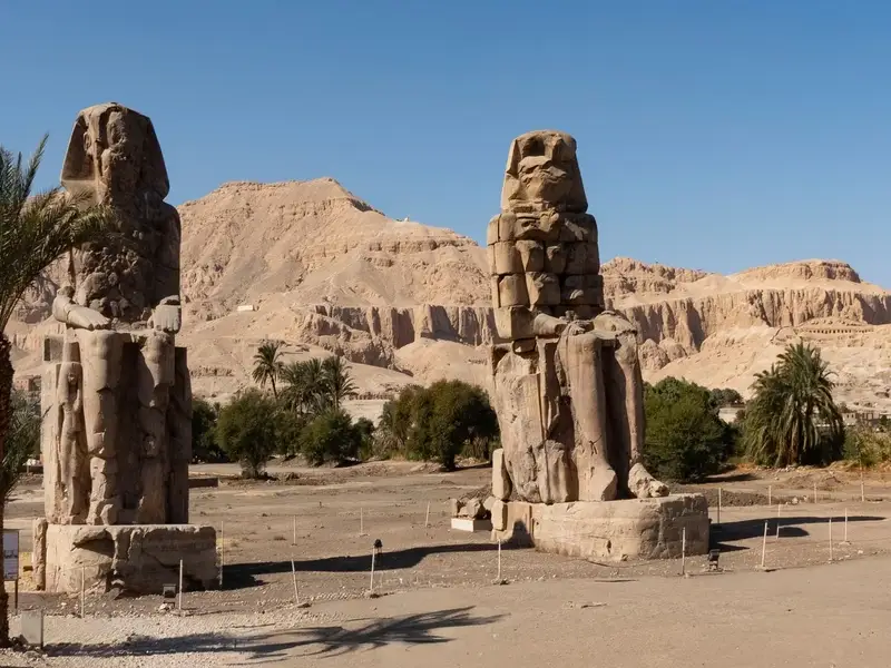 De twee reusachtige Colossen van Memnon