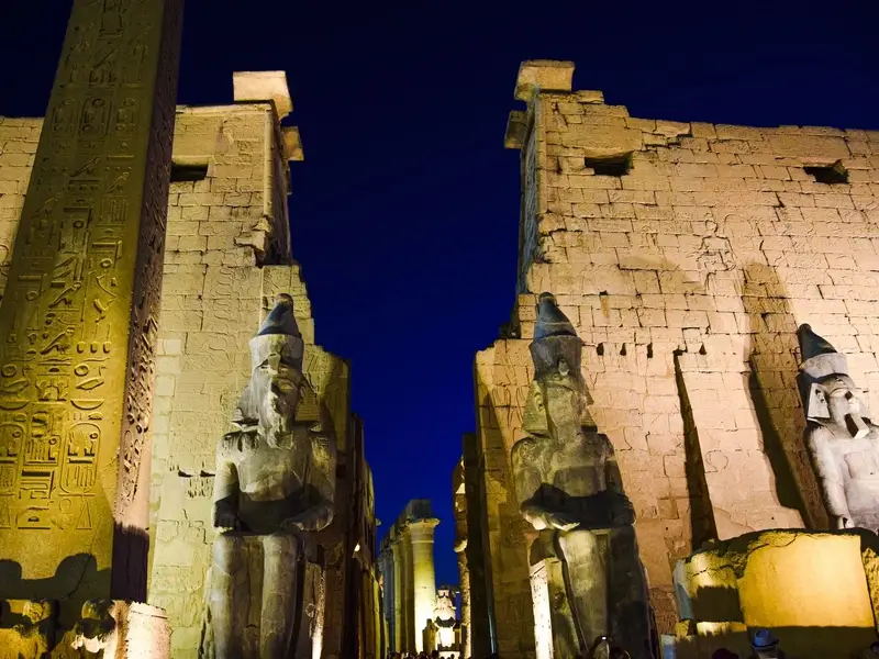 De verlichte tempel van Luxor bij avond