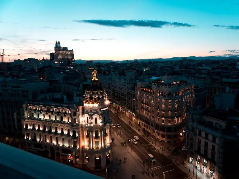 De bruisende Gran Vía met het Metropolis-gebouw