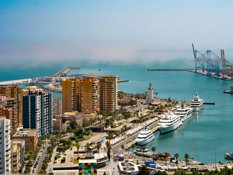 De haven en boulevard Muelle Uno in Málaga