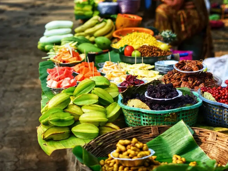 Kraampjes met fruit en specerijen bij de Centrale Markt