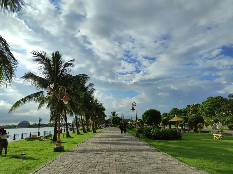 De rivierboulevard Waterkant in Paramaribo