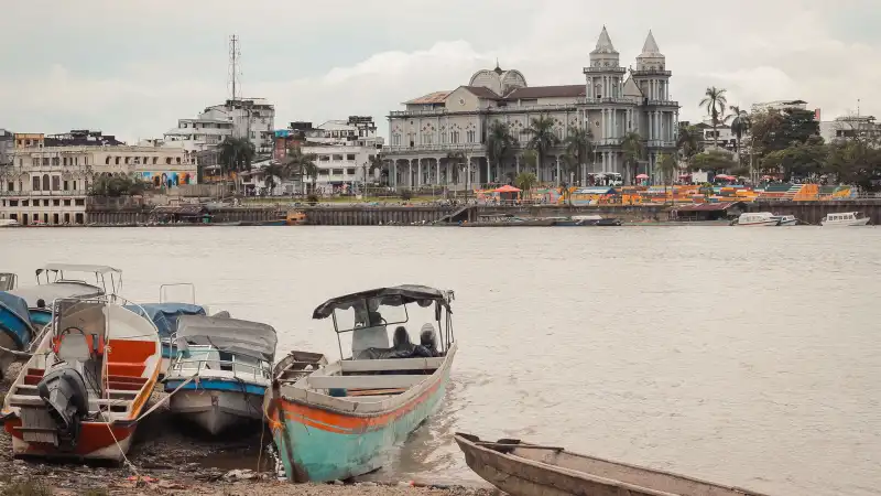 De koloniale skyline van Paramaribo aan de Surinamerivier