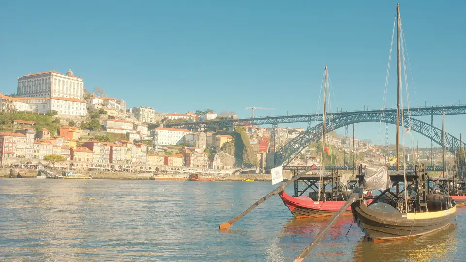 De kleurrijke Ribeira-wijk aan de rivier in Porto