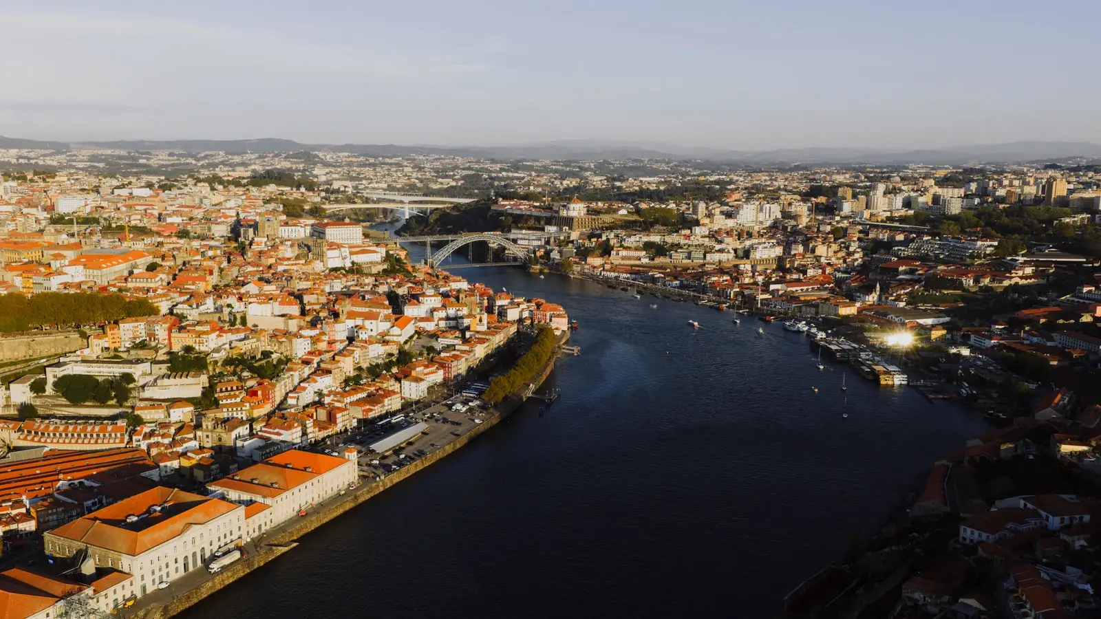 Uitzicht over Porto en de rivier de Douro bij zonsondergang
