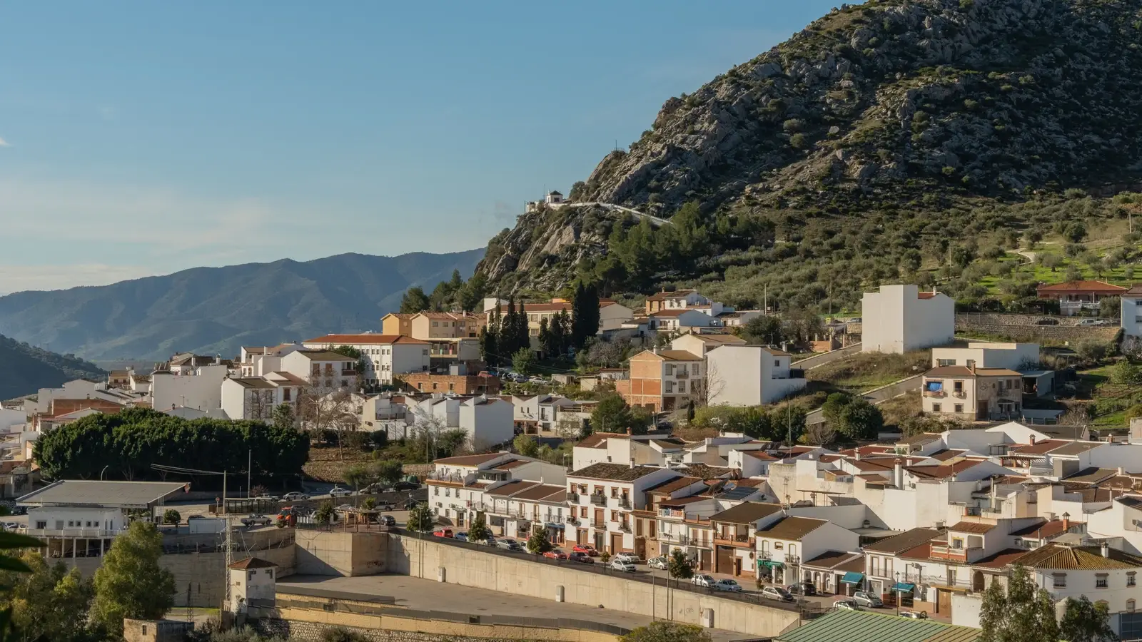 Een wit Andalusisch bergdorp boven een groene vallei