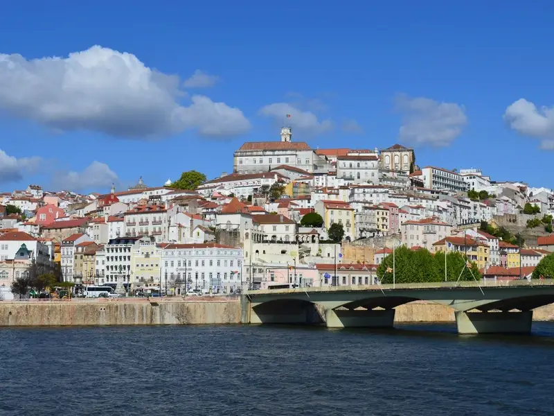 De universiteitsstad Coimbra aan de rivier