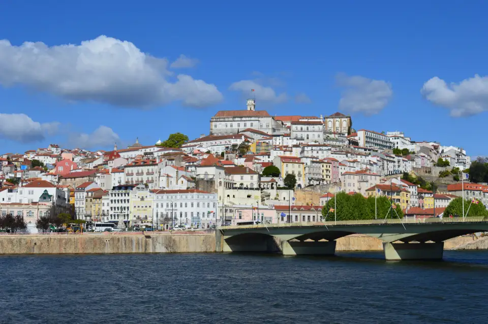 De universiteit van Coimbra boven de rivier de Mondego