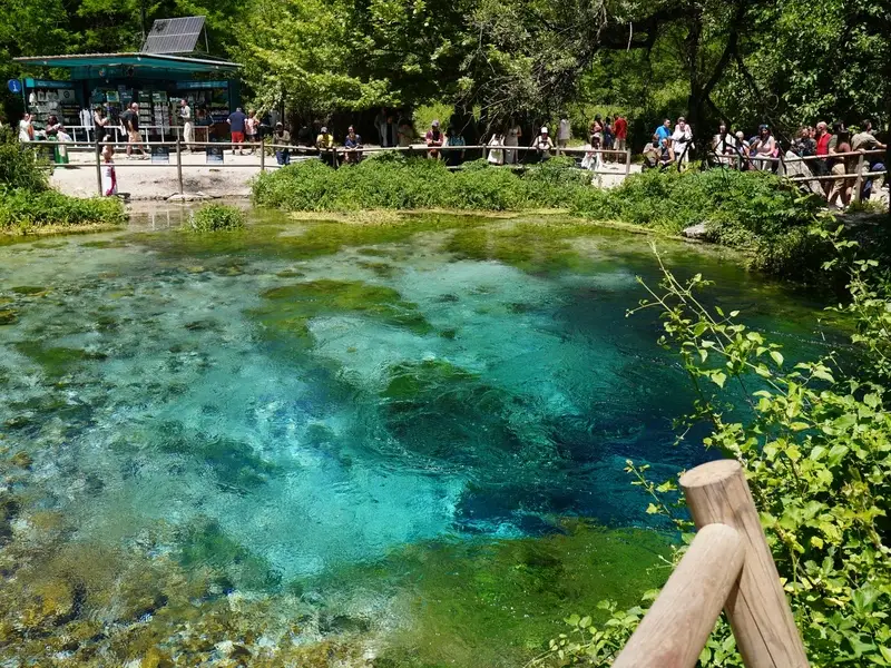 De turquoise Blue Eye-bron in Albanië