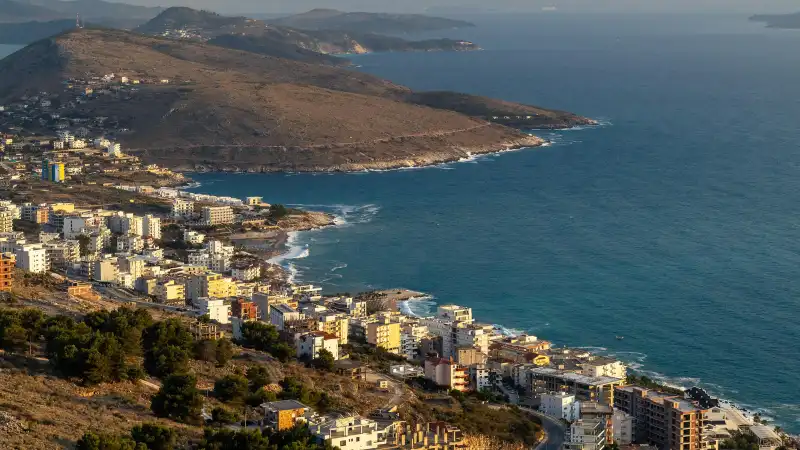 De baai en boulevard van Sarandë aan de Ionische Zee