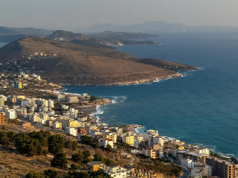 De baai van Sarandë aan de Albanese Rivièra