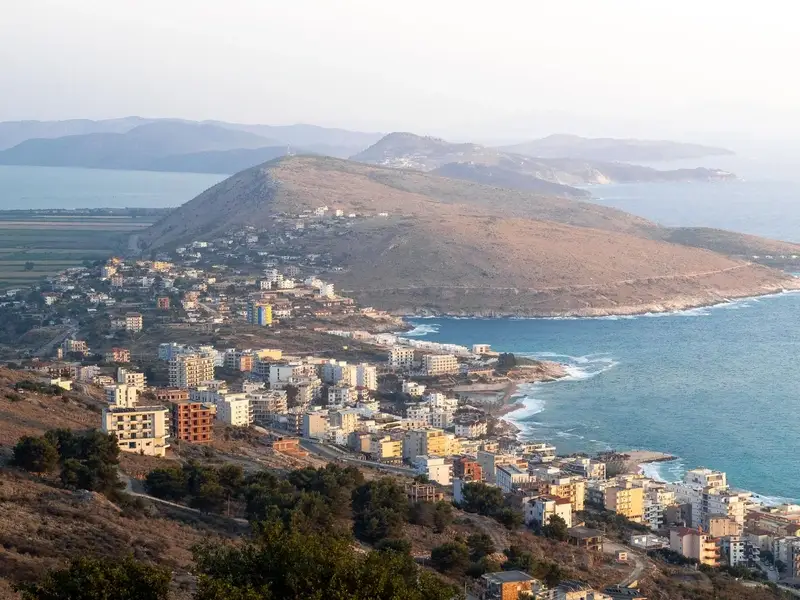 Uitzicht over de baai van Sarandë vanaf kasteel Lëkurësi