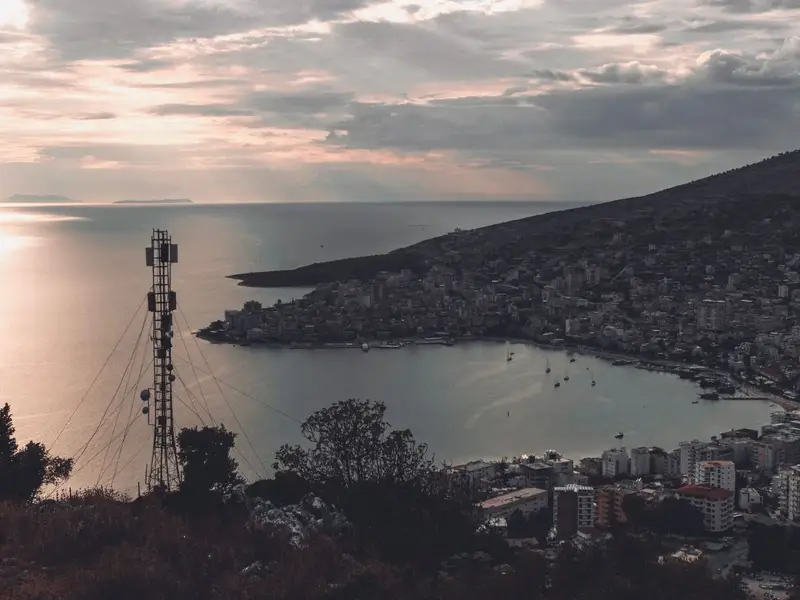 De palmenboulevard van Sarandë aan zee